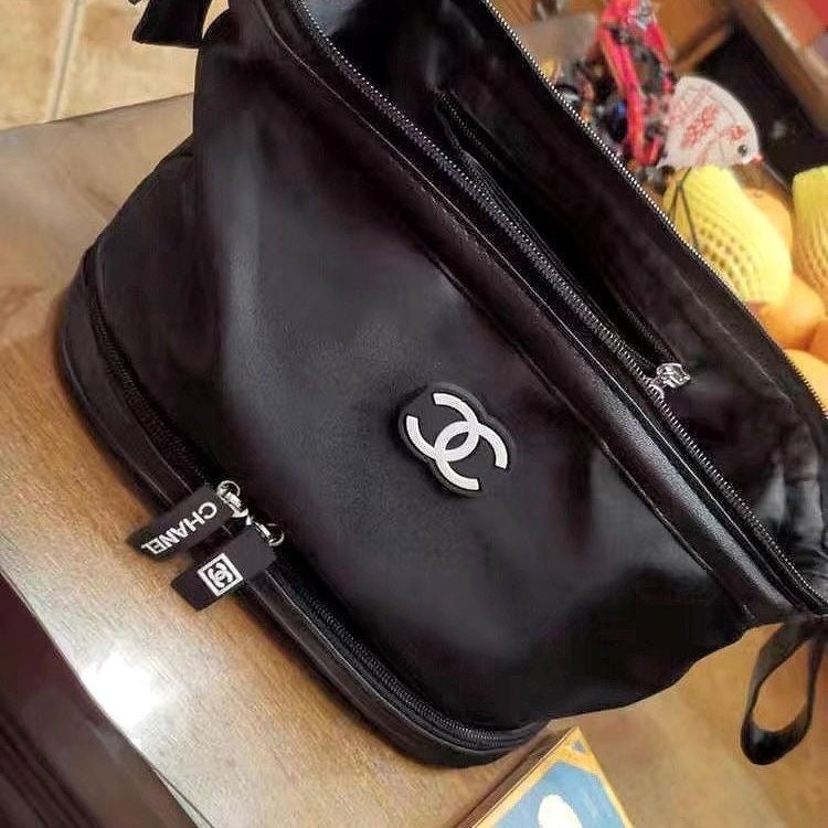 Trousse de toilette Chanel 
Accessoires & Bagagerie